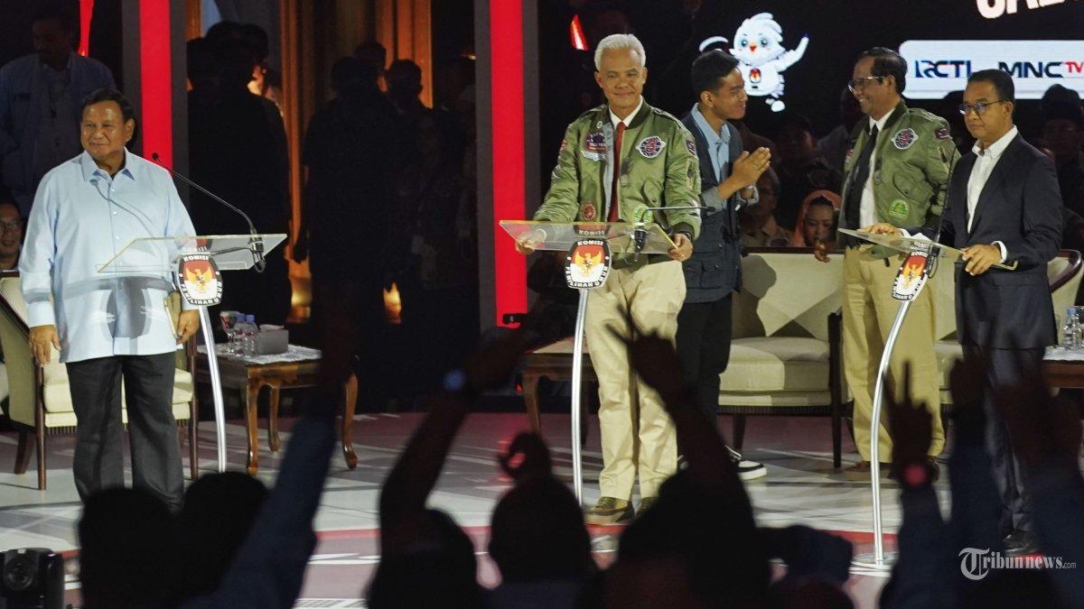 Calon presiden nomor urut 1 Anies Baswedan bersama calon presiden nomor urut 2 Prabowo Subianto dan calon presiden nomor urut 3 Ganjar Pranowo saat debat calon presiden Pemilu 2024 di Istora Senayan, Jakarta, Minggu (7/1/2024). Debat ketiga Pemilu 2024 diikuti tiga capres dengan tema Pertahanan, Keamanan, Hubungan internasional, dan Geopolitik. Hasil riset Indonesia Indicator (i2) menunjukkan Anies Baswedan menjadi pemenang debat ketiga di mata netizen. Hal itu ditunjukkan dari data eksposure dan engagement perbincangan netizen tentang Anies Baswedan selama debat ketiga Capres-Cawapres pada 7 Januari 2024 sejak pukul 18.00-23.00.