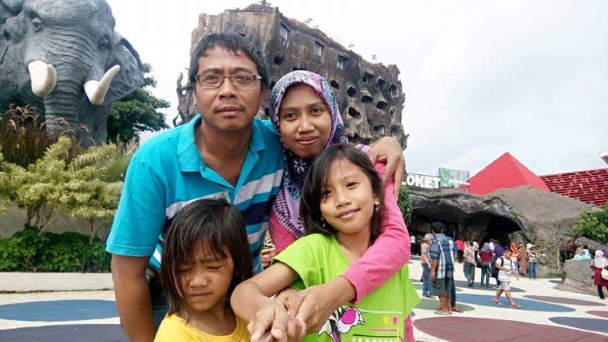 Candra Kusuma bersama istri pertama dan anak-anaknya