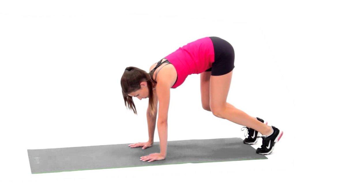 Cara melakukan bear crawls dimulai dengan posisi push up
