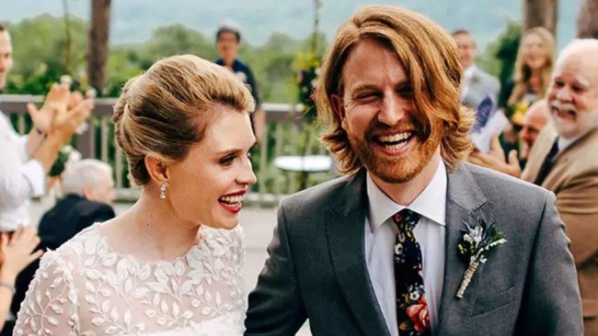Casey McIntyre dan suaminya Andrew . Casey McIntyre mengumumkan kematiannya sendiri melalui Instagram setelah dia sakit kanker.
