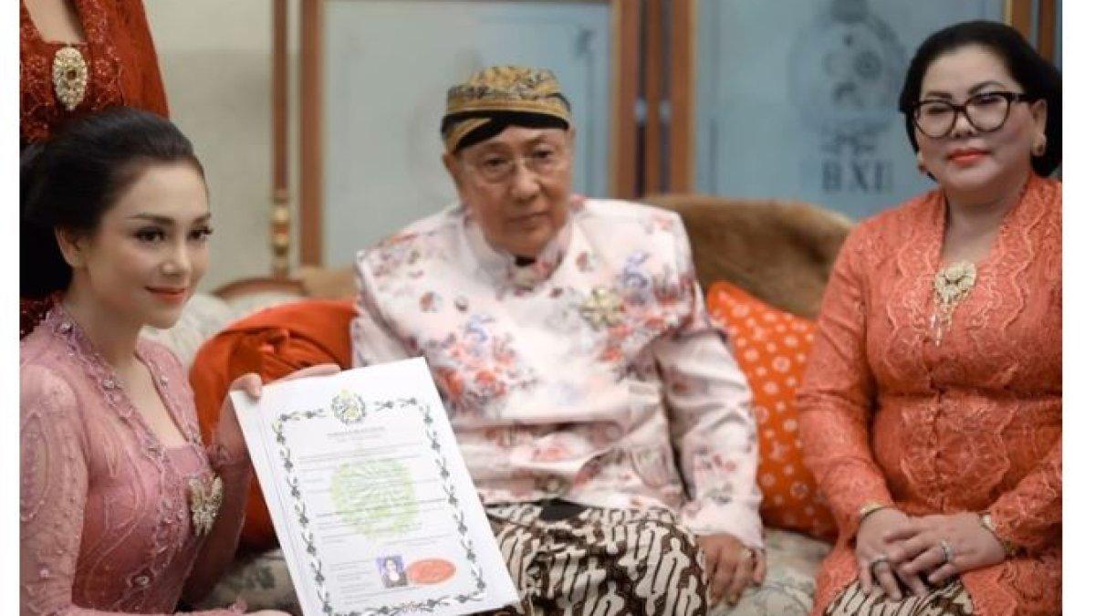 CELINE EVANGELISTA DAPAT GELAR - Celine Evangelista dianugerahi gelar Kanjeng Raden Mas Ayu Celine Murtiningtyas oleh Keraton Surakarta Hadiningrat. 