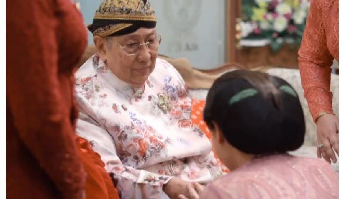 CELINE EVANGELISTA DAPAT GELAR - Celine tampil memukau dalam balutan kebaya kutu baru berwarna merah muda. 