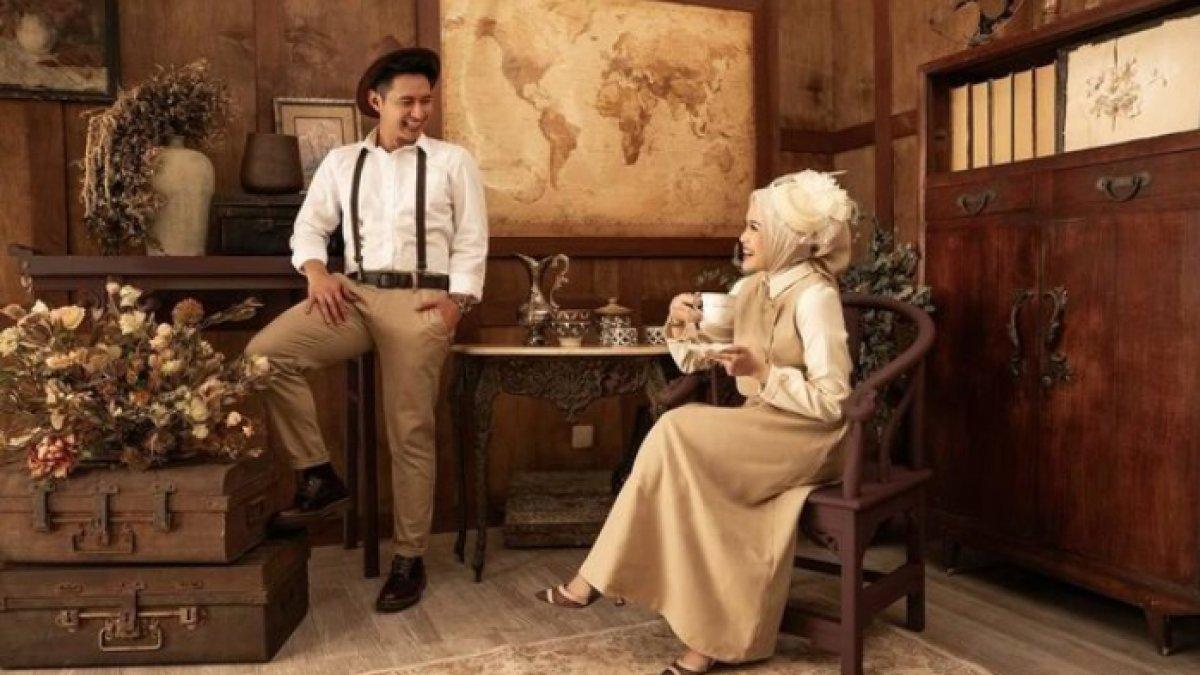 Chand Kelvin dan Dea Sahirah serasi kenakan busana bertema vintage.