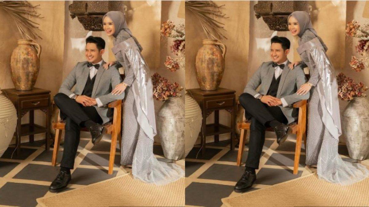 Chand Kelvin dan Dea Sahirah tampil mengenakan busana serba abu-abu.