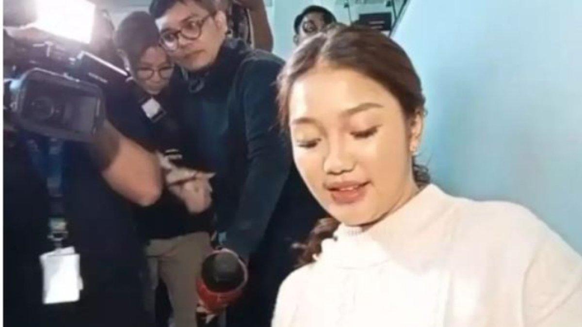 Chandrika Chika buru-buru lari dari awak media