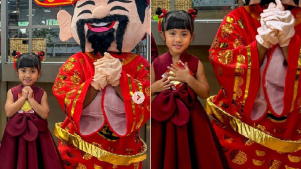 Chava anggun dengan dress warna merah maroon
