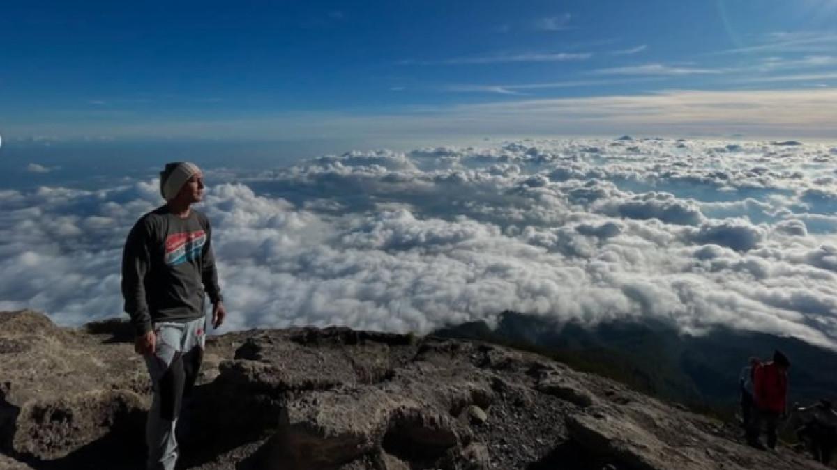 ULTAH NAIK GUNUNG - Chef Juna memamerkan momen saat dirinya berada di atas awan.