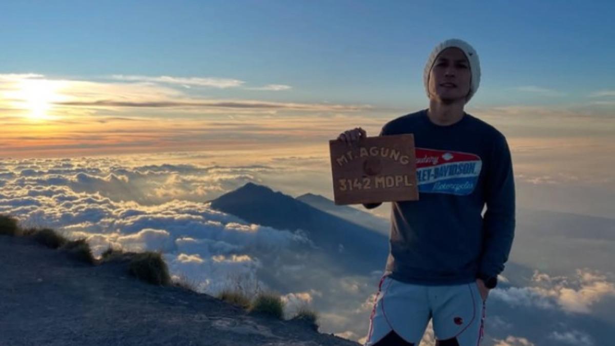 NAIK GUNUNG - Chef Juna merayakan pertambahan usianya yang ke-50 dengan menghabiskan waktu di Gunung.