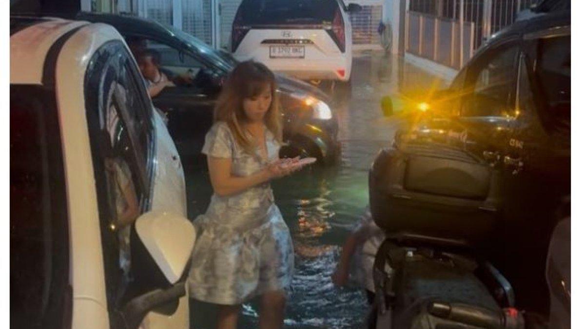CHERLY JUNO KEBANJIRAN - Cherly Juno membagikan kondisi rumahnya yang terendam air saat perayaan Tahun Baru Imlek. 