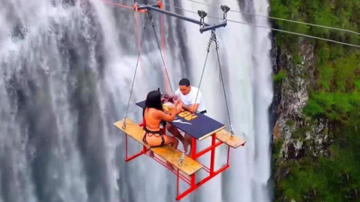 Christianna Hurt dan OnPointLikeOp menikmati wahana makan minum di atas air terjun.