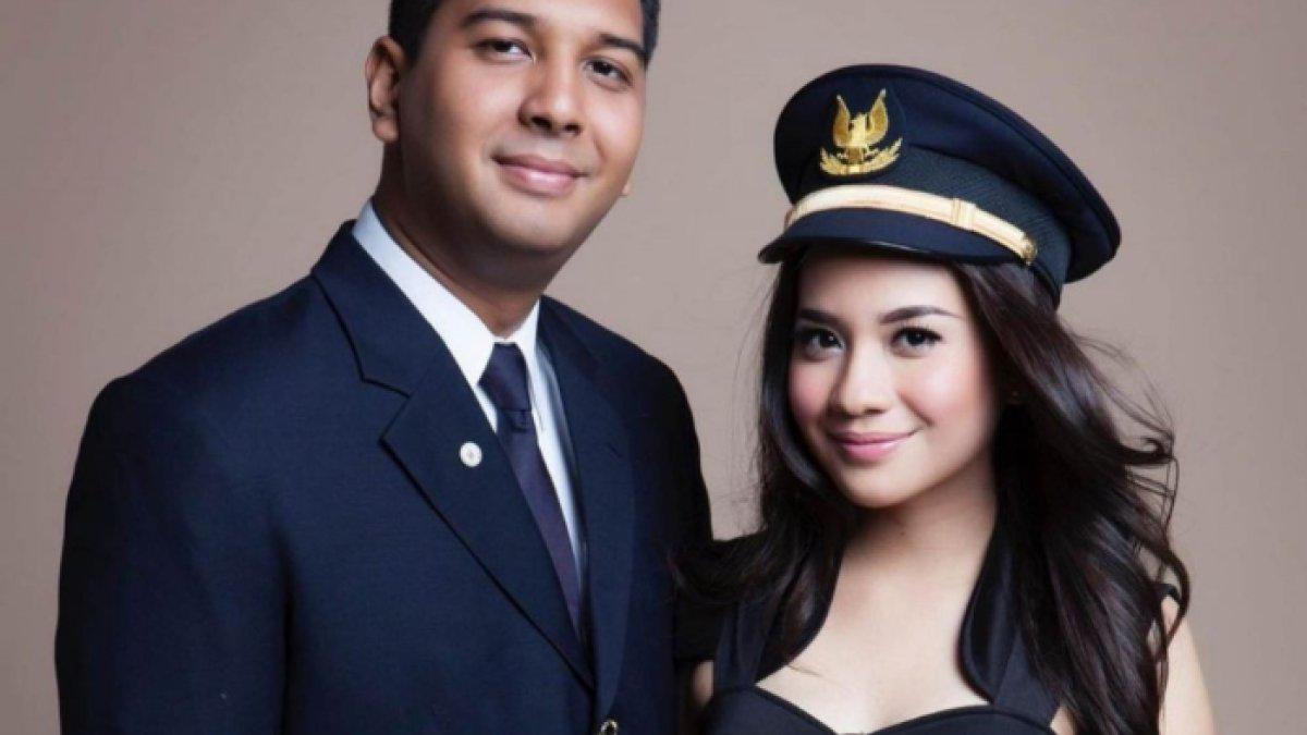 Christie Julia menikah dengan seorang pilot bernama David Dodds.