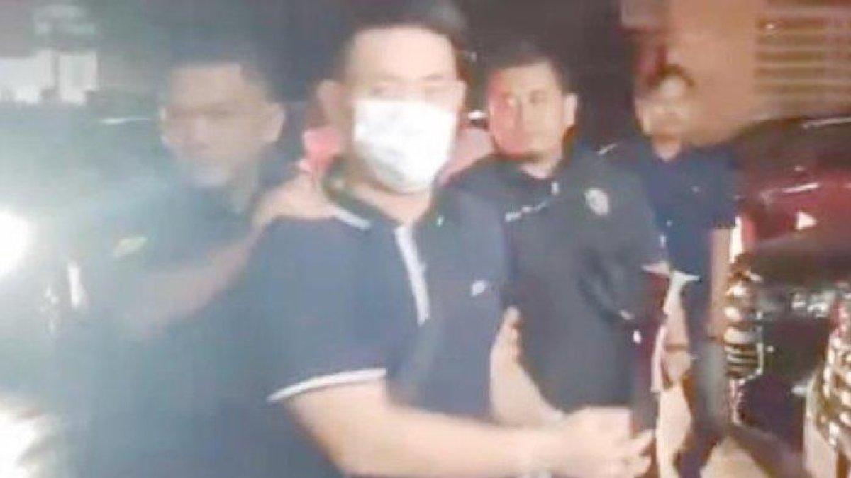 Christoper Steffanus Budianto alias CSB (masker putih) yang telah ditetapkan sebagai tersangka penipuan sewa mobil milik artis Jessica Iskandar itu dibawa ke Jakarta dan tiba di Polda Metro Jaya, Selasa (21/11/2023) malam. Stefan, mantan rekan bisnis Jessica Iskandar itu, diterbangkan dari Bangkok, Thailand, dan mendarat di Bandara Soekarno-Hatta, Cengkareng, Tangerang, Selasa malam.