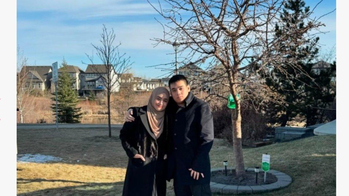 Cindy Fatikasari tampak memamerkan