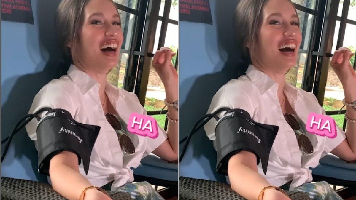 CINTA LAURA DONOR DARAH - Cinta Laura terlebih dahulu menjalani pemeriksaan kesehatan sebelum melakukan donor darah.