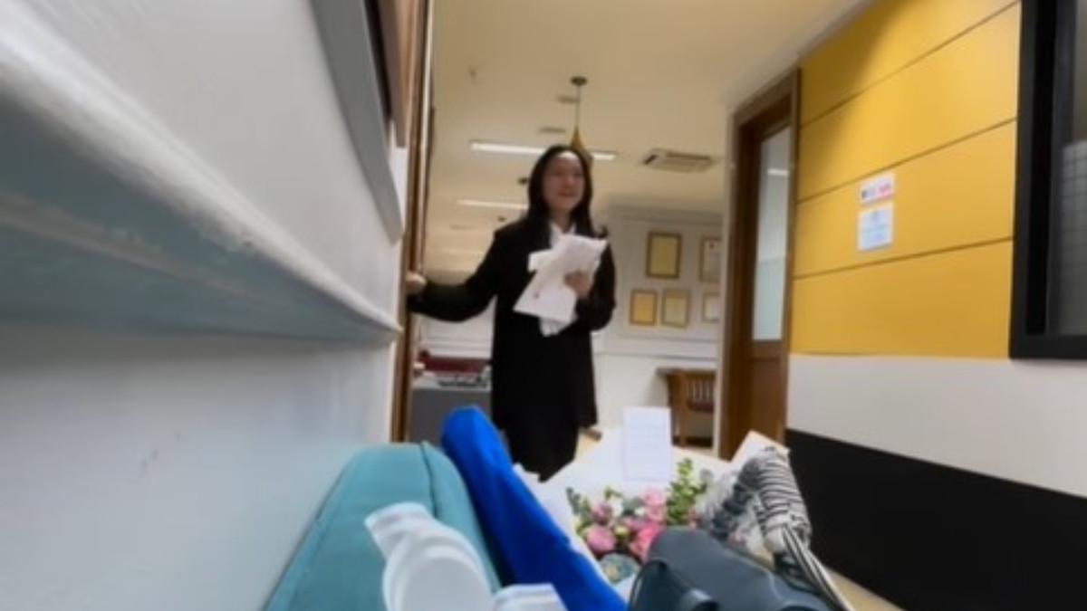 ANAK SAMBUNG IFAN SEVENTEEN LULUS SKRIPSI - Melalui caption di unggahannya, Citra Monica mengutarakan kebanggaan dan rasa syukurnya atas pencapaian sang anak.