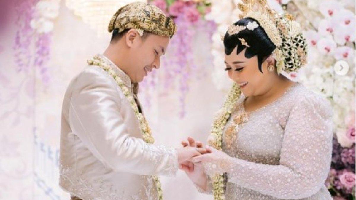 Clarissa Putri dan Sandro Fahdhipa tampil serasi dalam balutan busana adat Jawa