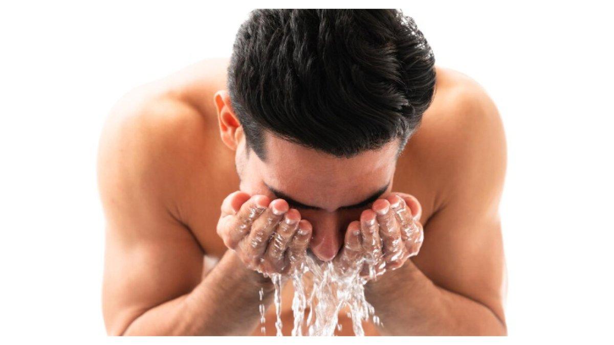 CUCI WAJAH - Cuci wajah dengan pembersih ringan di pagi hari dan setelah memakai masker. Gunakan produk berbahan alami untuk mencegah iritasi.