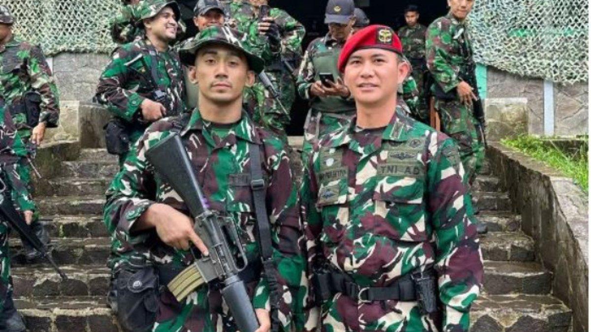 Daffa Wardhana dibekali senapan yang harus ia tenteng di medan latihan tempur.