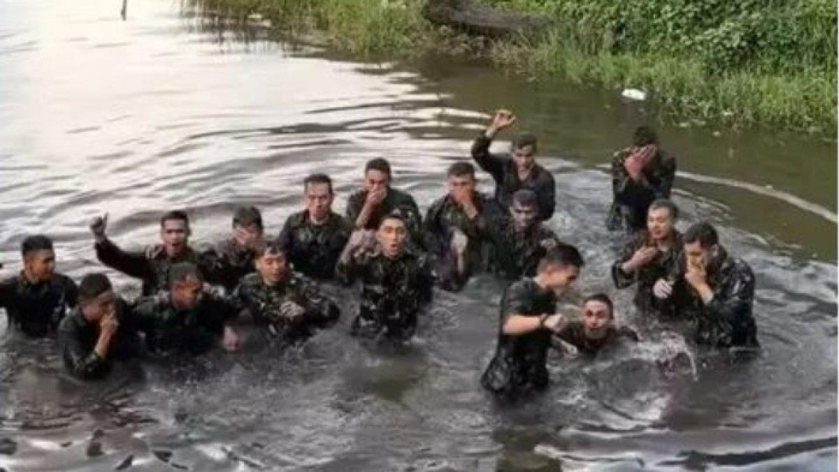 Daffa Wardhana juga rela mandi lumpur bersama rekan-rekannya.