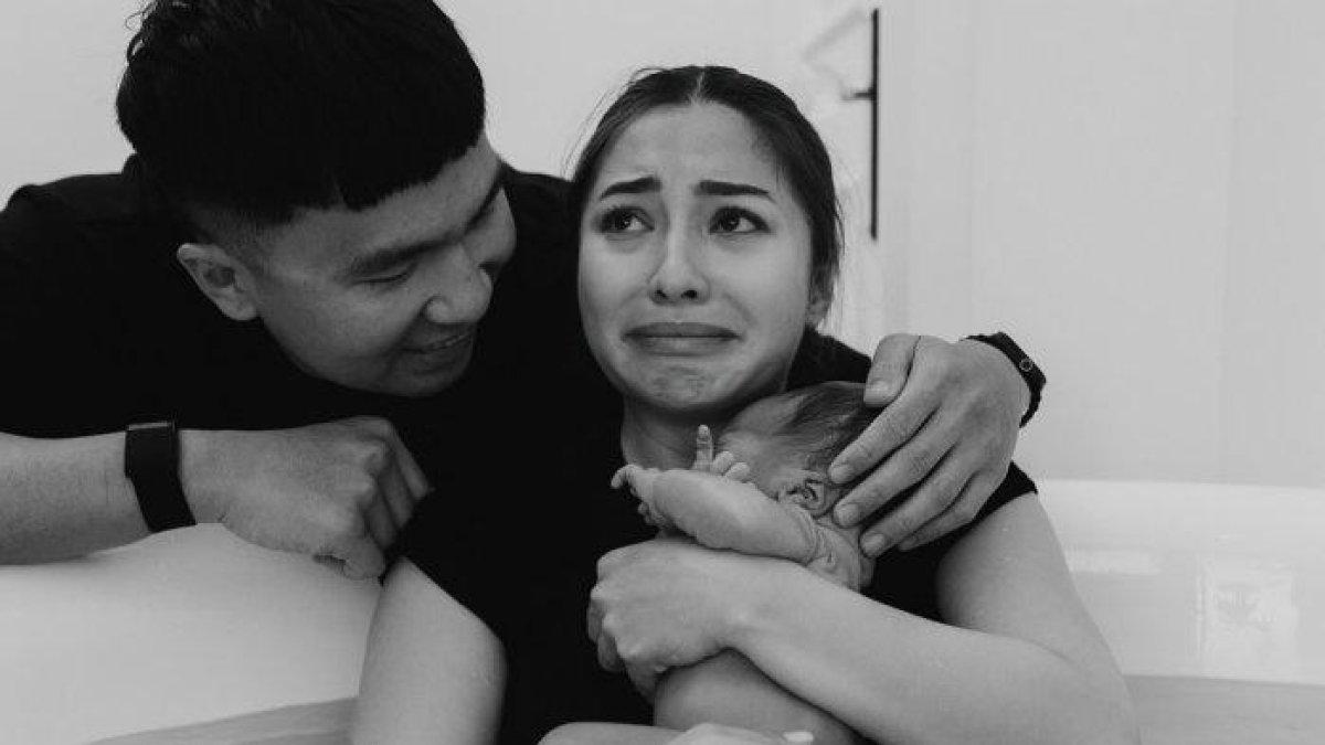 Dalam foto yang diunggah Nikita Willy, tampak perempuan 30 tahun ini melakukan persalinan normal di dalam air atau water birth.