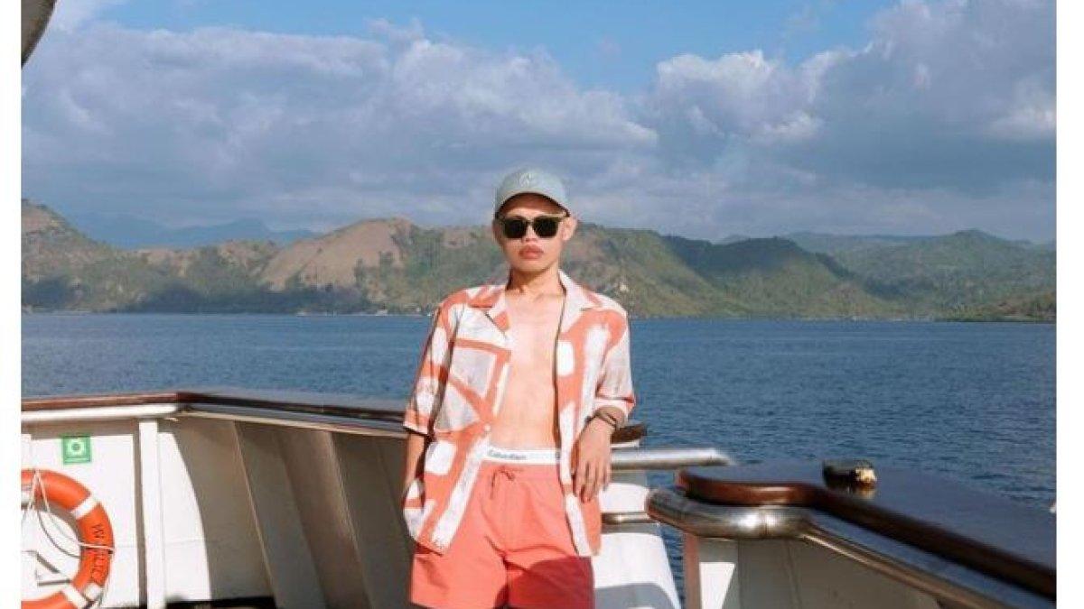 Dalam fotonya tersebut Wanda mengenakan kemeja oversived yang tidak dikancingkan.