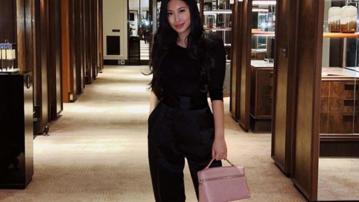 Dalam gaya semiformal, Janetira memakai bodycon top 3/4 sleeves, long pants.