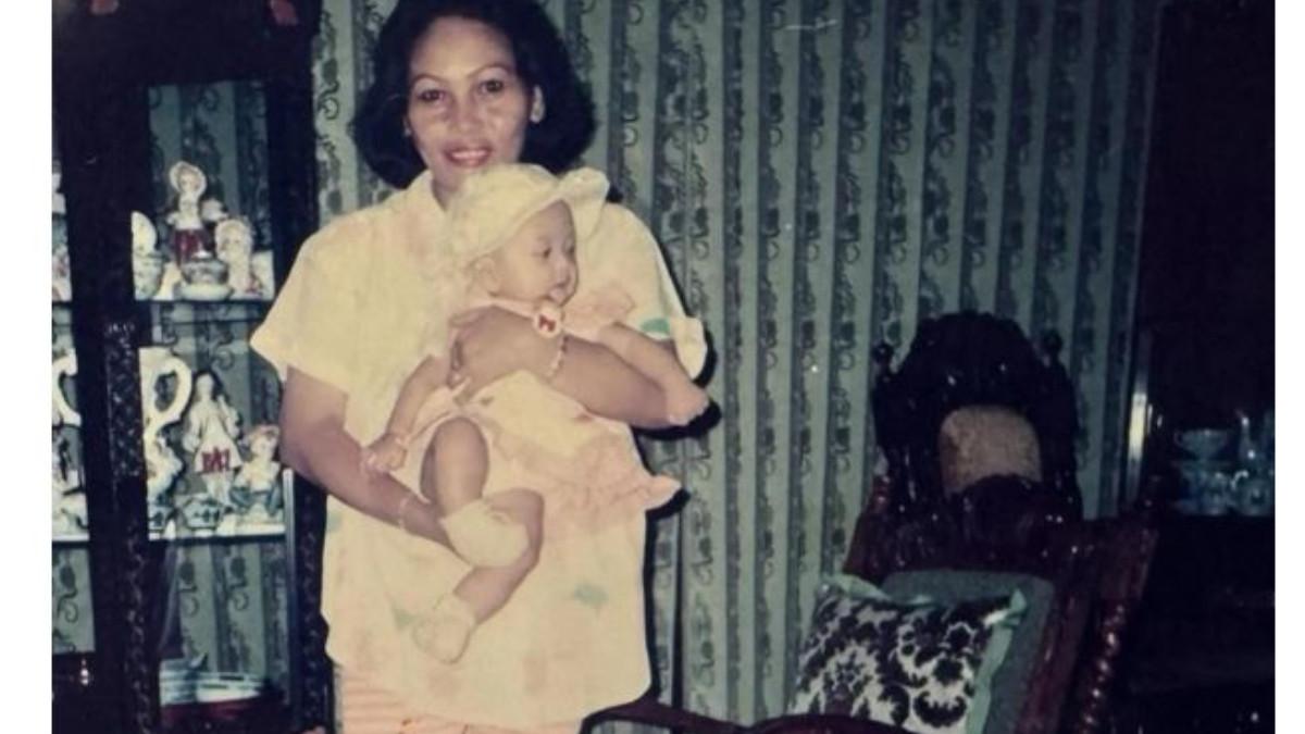 MASA KECIL ERIKA CARLINA - Dalam potret lainnya, Erika kecil tampak nyaman digendong oleh sang Mama. 