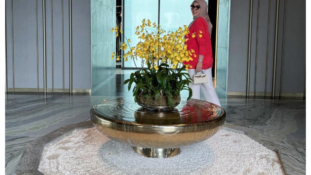 Dalam potret tersebut, Syahrini tampil dengan blazer merah.