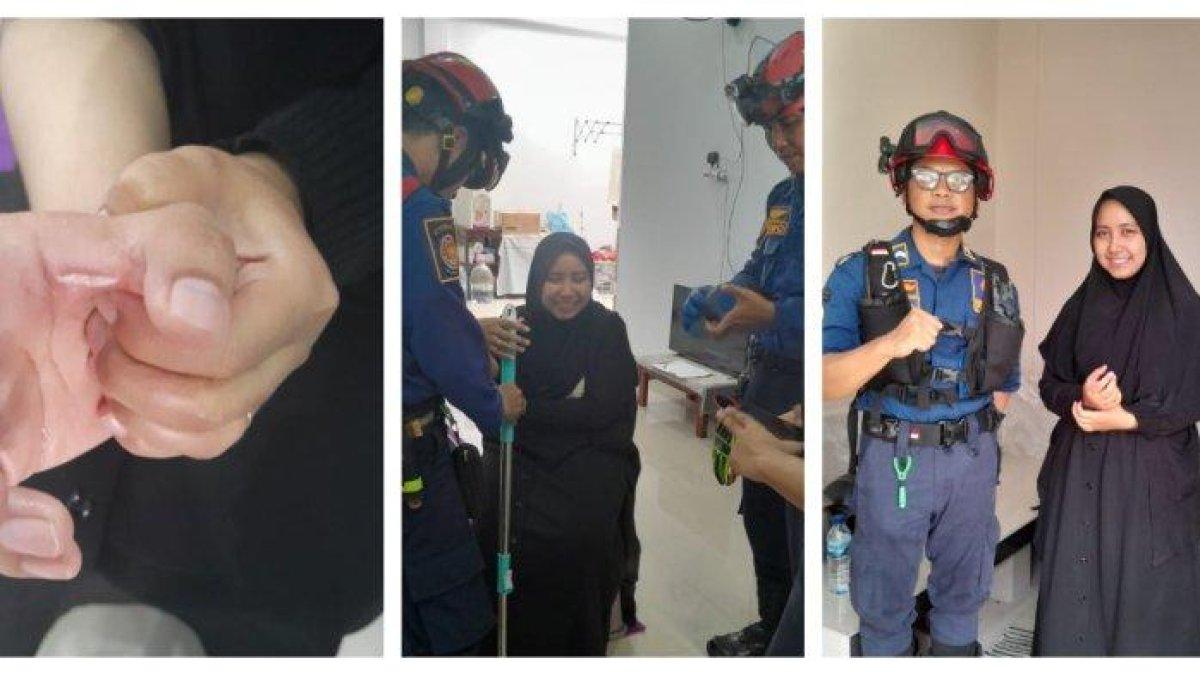 Damkarmat Kota Bekasi melakukan evakuasi jari wanita terjepit gagang pel di Perumahan Tytyan Kecana, Bekasi Utara.