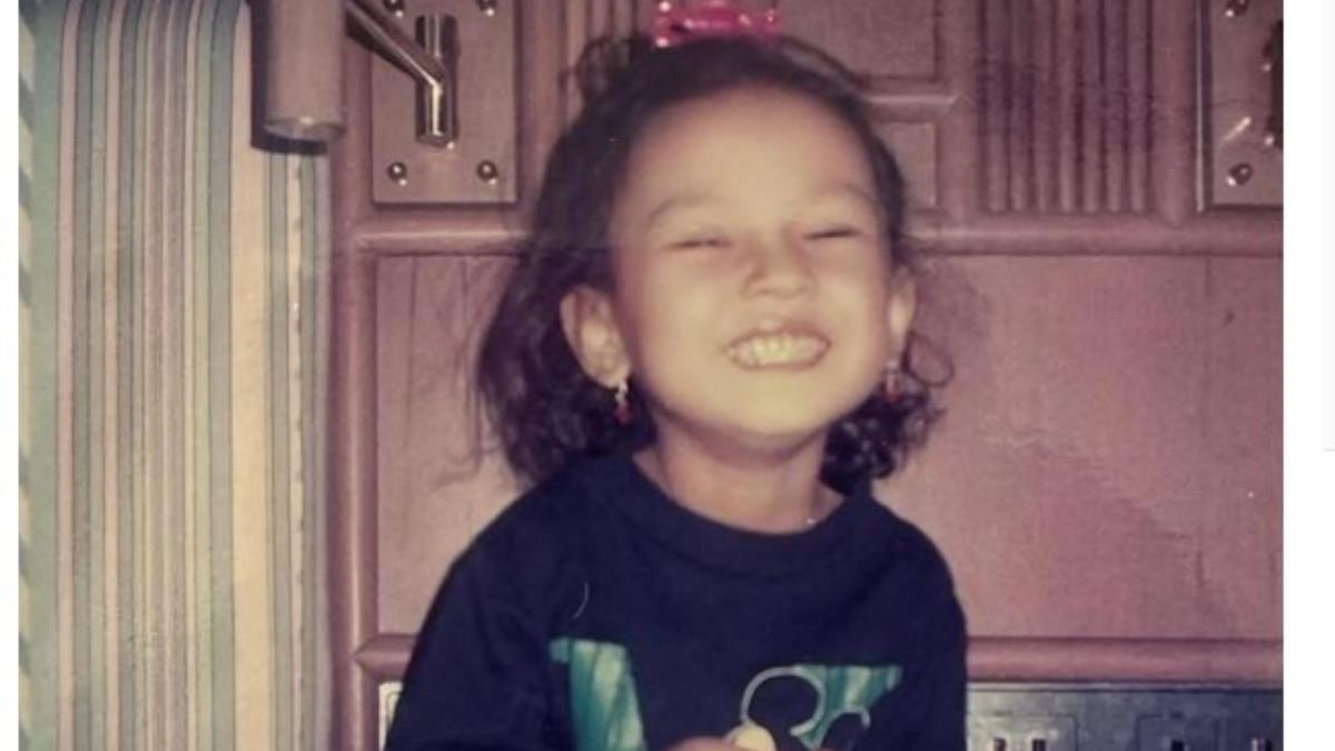 MASA KECIL ERIKA CARLINA - Dan yang paling menonjol dari semua foto adalah senyum cerah Erika Carlina. 
