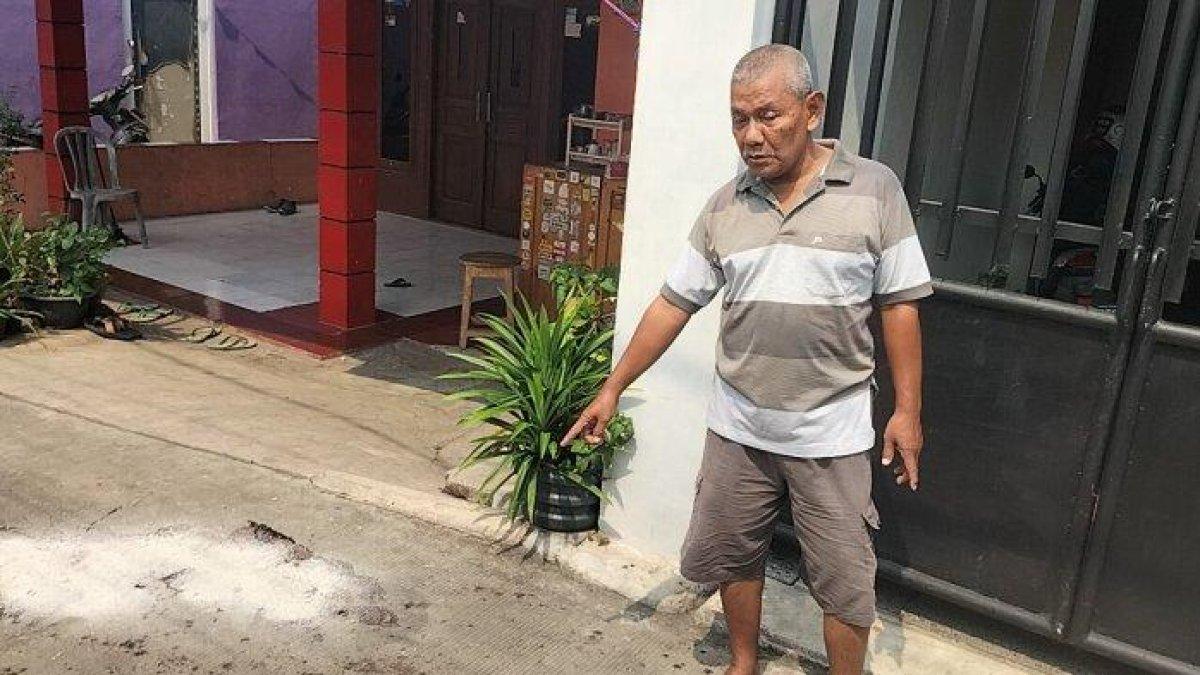 Darah berceceran di lokasi anak tikam ayah kandung di Depok. Seorang anak berinisial RTL (27) menikam ayah kandungnya berkali-kali secara brutal menggunakan pisau di Kampung Tipar RT 05/06 Mekarsari, Cimanggis, Depok pada Selasa (3/10/2023) siang.
