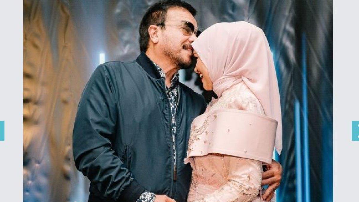 Datuk Khalid Mohammed Jiwa mengecup kening istrinya.