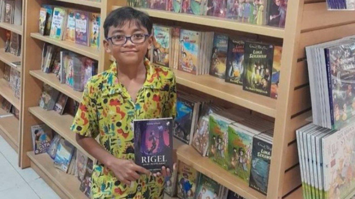 DeLiang Berhasil Terbitkan 40 Buku Full Bahasa Inggris
