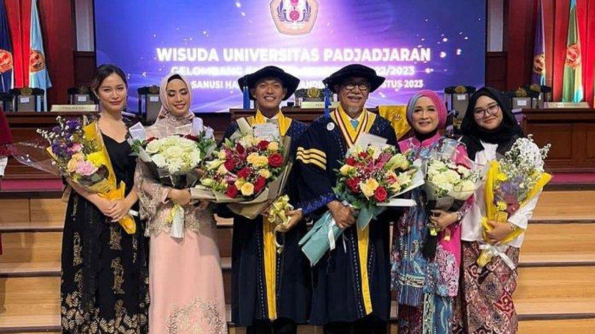 Deddy Mizwar selesaikan studi S3 dengan IPK tinggi dan wisuda bareng sang anak