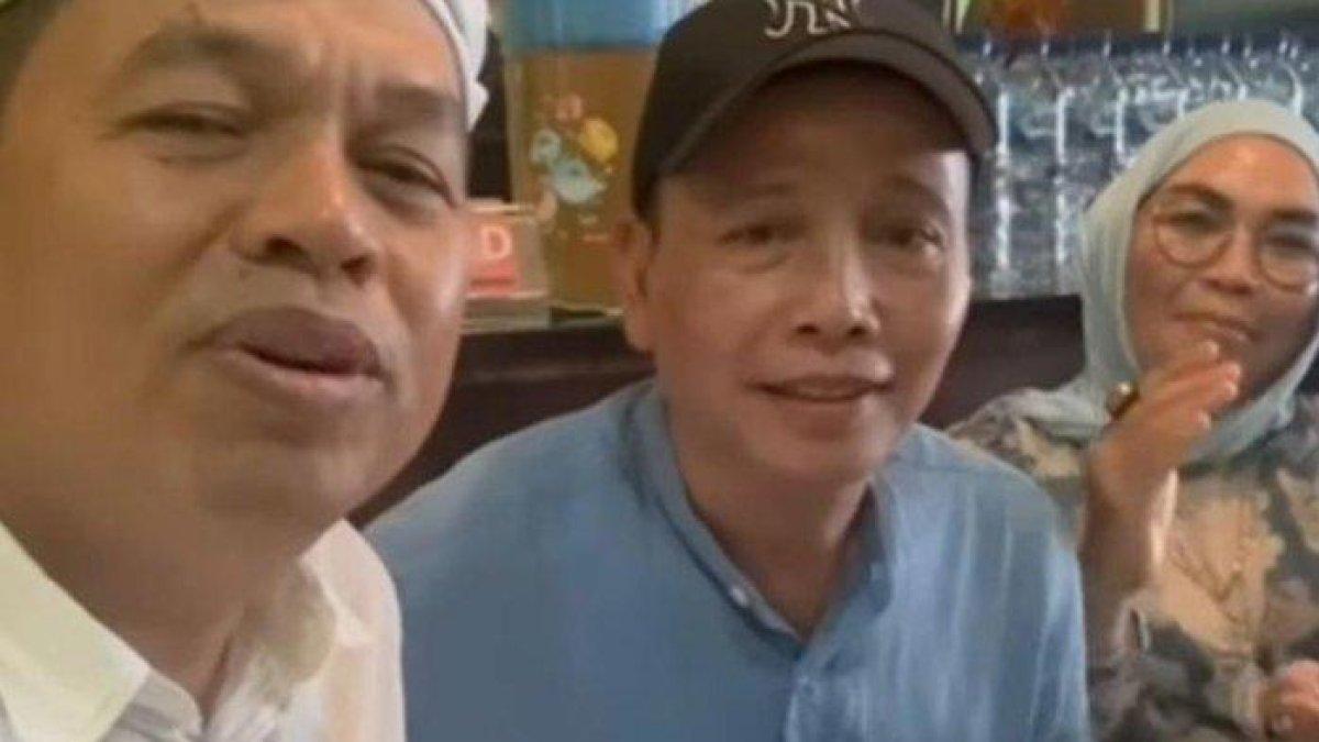 KEDEKATAN DEDI MULYADI DAN AYU TING TING - Cagub Jabar terpilih Dedi Mulyadi menemui orangtua Ayu Ting Ting, Ayah Rozak dan Umi Kalsum, untuk acara lamaran.
