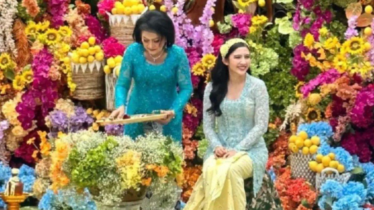 Dekorasi acara siraman Febby Rastanty penuh bunga warna-warni