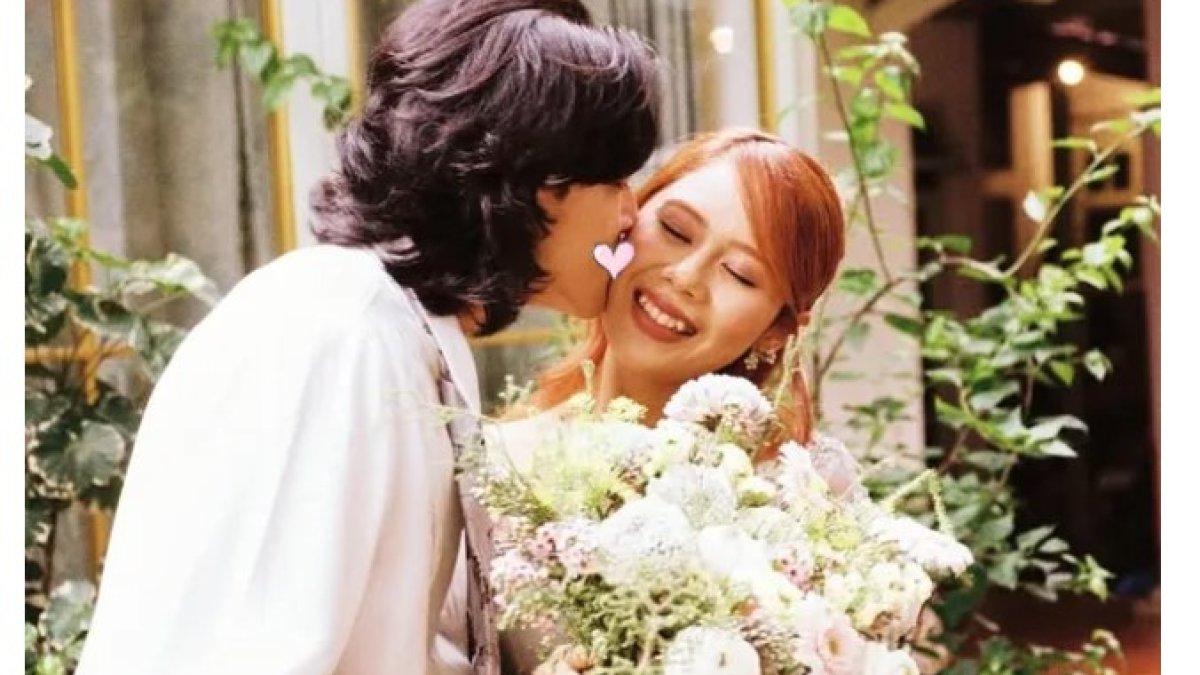 LAMARAN NADIN AMIZAH DAN FAISHAL TANJUNG - Dekorasi lamaran dipenuhi bunga-bunga cantik, menguatkan nuansa retro klasik yang dipilih Nadin sebagai tema acara. 