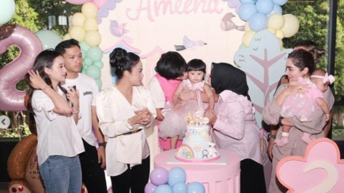 Dekorasi ultah Ameena serba pastel