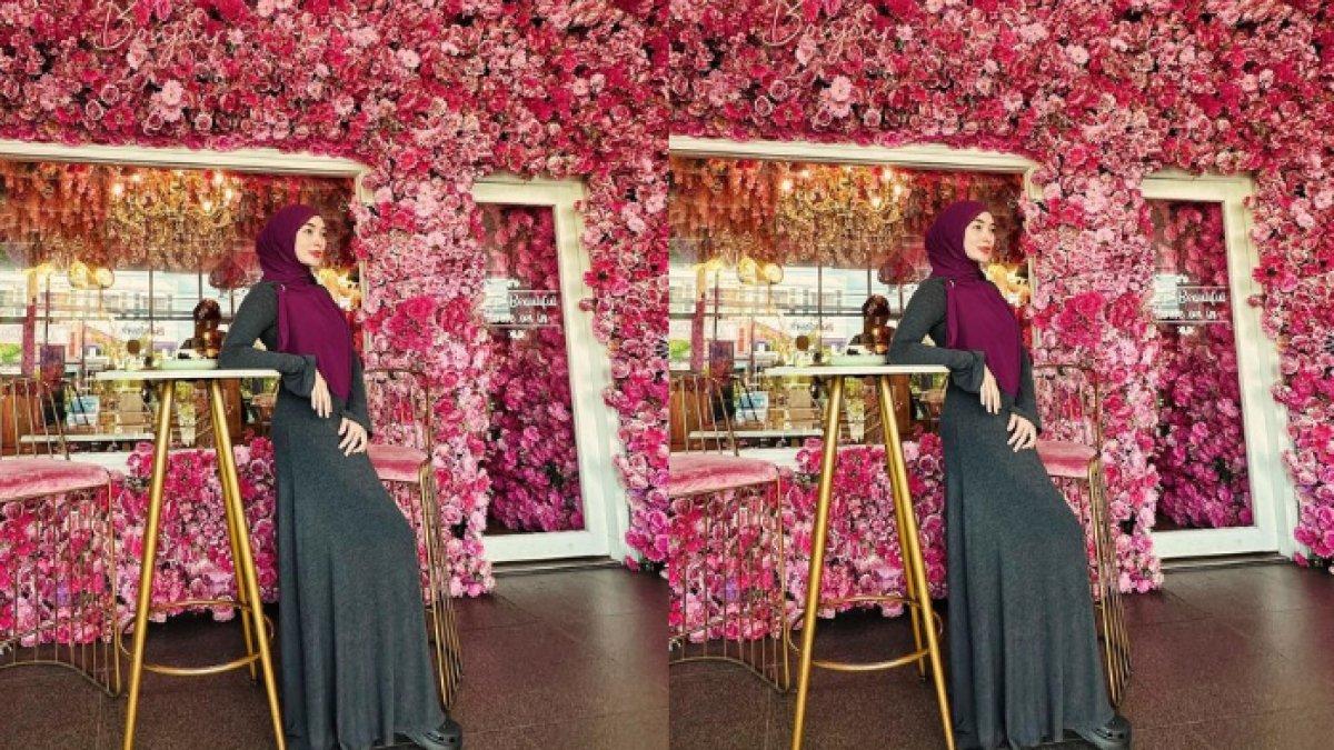 Dengan balutan dress panjang, Zaskia Gotik tampak anggun berhijab