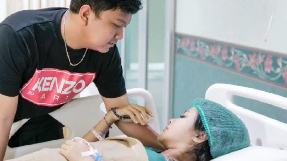 Denny Caknan memandangi Bella yang tergolek lemah di tempat tidur