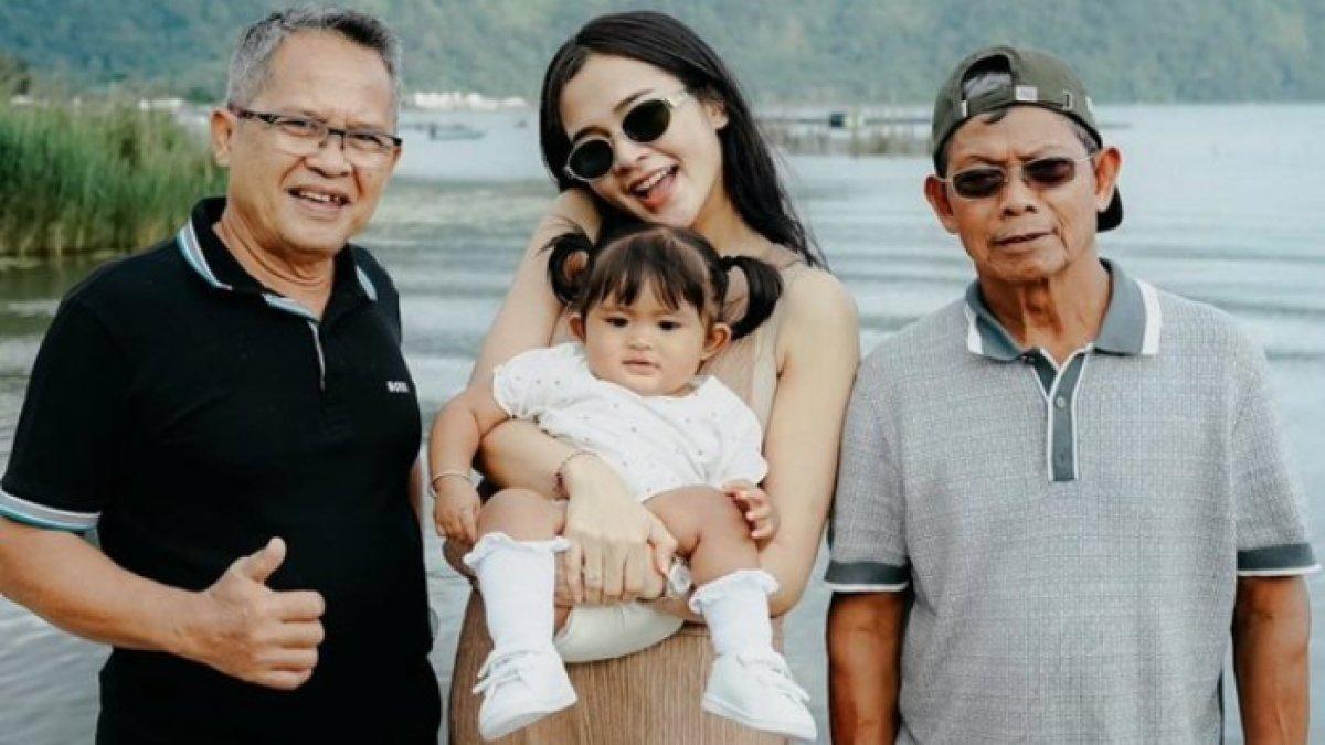 Denny Caknan turut ajak keluarga besar liburan ke Bali