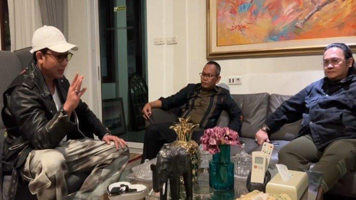 Denny Sumargo akhirnya bisa bertemu dengan Farhat Abbas secara langsung di kediaman sang pengacara setelah sempat dicegah oleh seorang pria berdarah Makasar. Farhat Abbas tampak terdiam saat ditantang balik ingin menghajar Densu