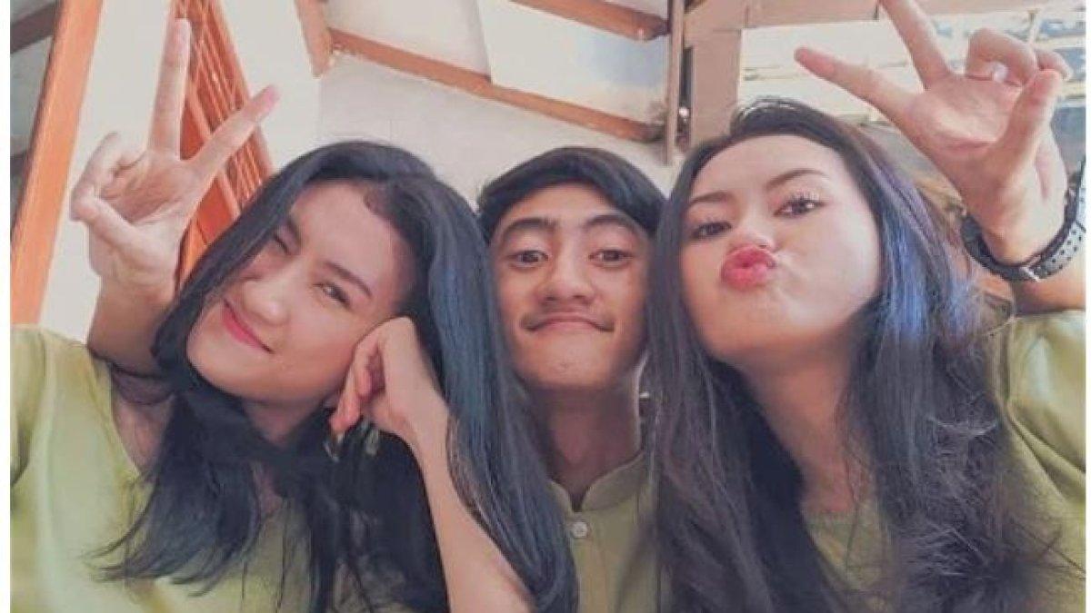 Deriska atau biasa dipanggil Jeder, memiliki dua orang saudara