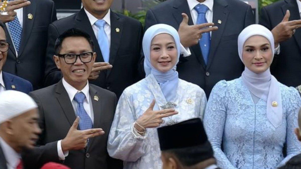 Desi Ratnasari mempesona dengan kebaya nuansa biru muda.