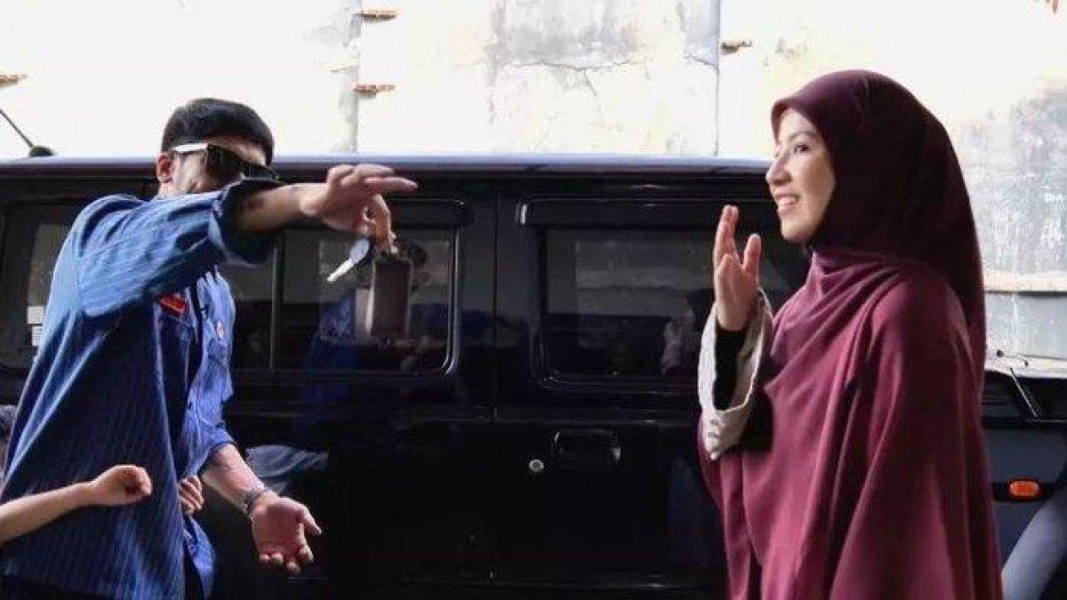 SERAHKAN KUNCI - Desta berikan kunci mobil pada Natasha Rizky dicapture Sabtu (3/5/2025).