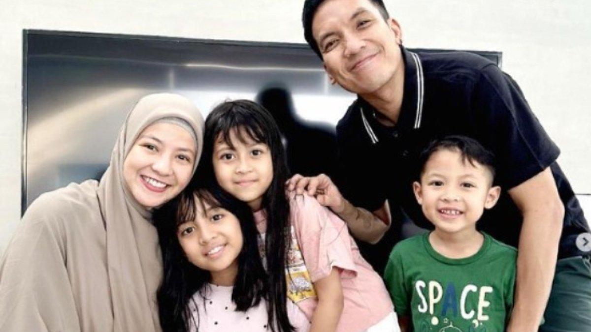 ARTIS MELAHIRKAN DI USIA MUDA - Natasha Rizky juga memulai kehidupan rumah tangganya di usia 19 tahun, ketika menikah dengan presenter Desta. 