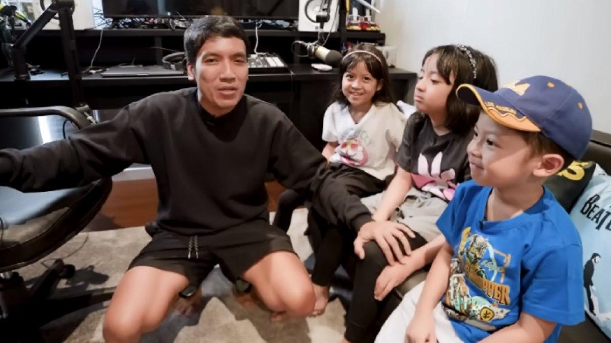 Desta langsung panik dan melebarkan matanya saat anak bungsunya minta adik