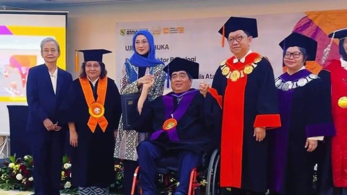 Desy Ratnasari baru saja lulus sidang S3