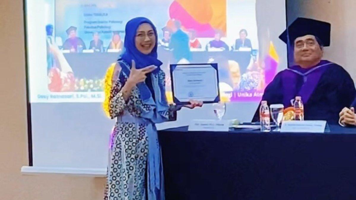 Desy Ratnasari berhasil raih gelar Dokter Ilmu Psikologi