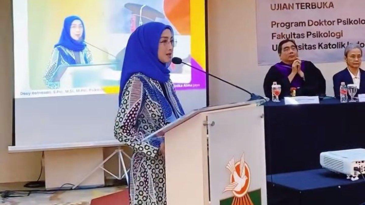 Desy Ratnasari saat mempresentasikan hasil penelitiannya